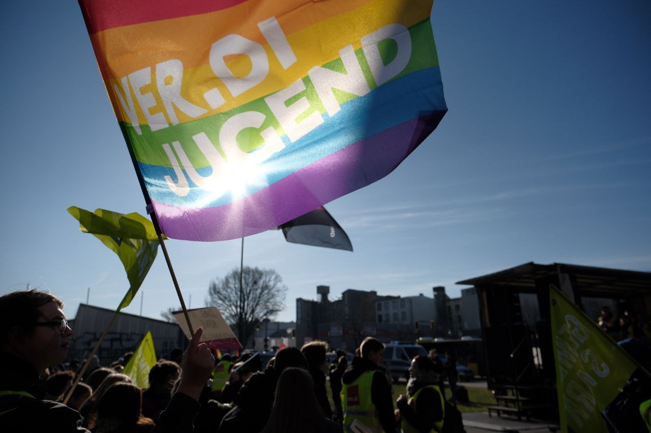 Regenbogenfahne ver.di Jugend