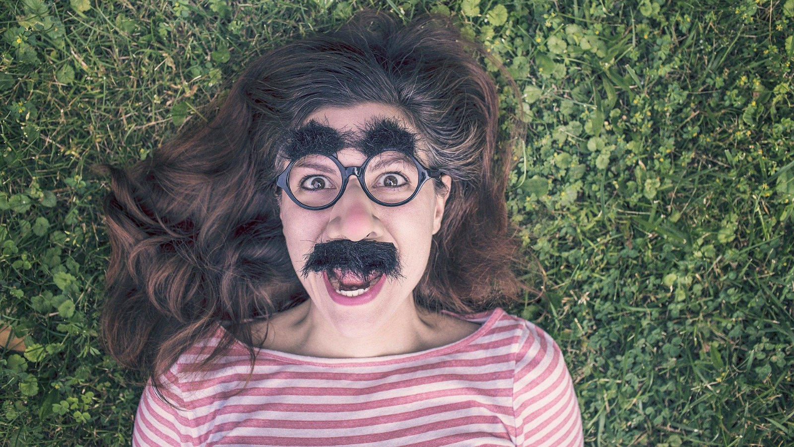 Frau mit Groucho-Marx-Maske