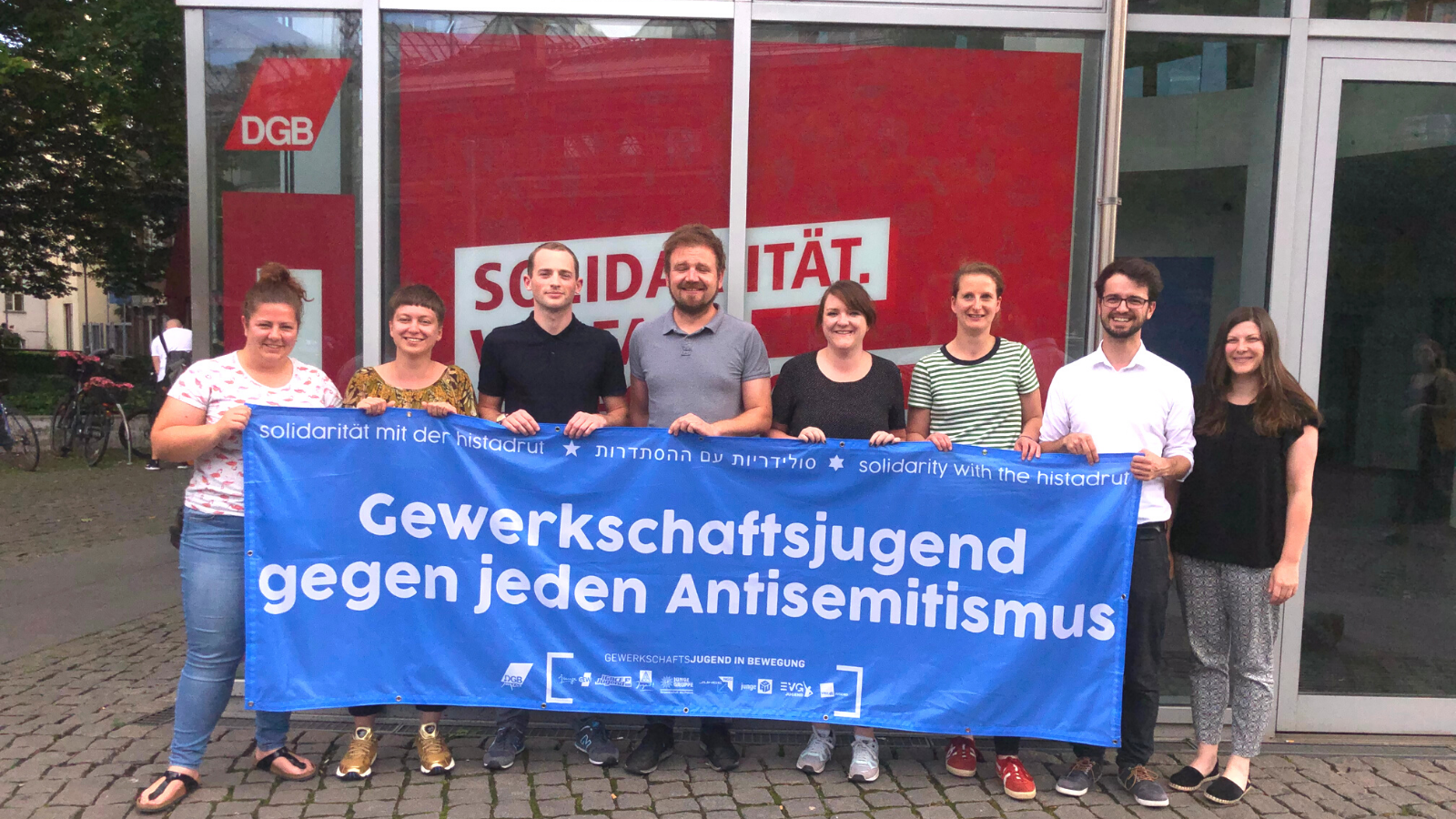 ver.di Jugend mit Banner gegen Antisemitismus