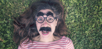 Frau mit Groucho-Marx-Maske