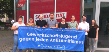ver.di Jugend mit Banner gegen Antisemitismus